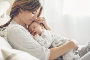 Mamma che abbraccia il suo bambino con amore e ascolto